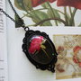 collana nera con rosa