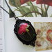 collana nera con rosa