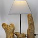 Lampada artigianale in legno con paralume bianco quadrato e supporto cromato