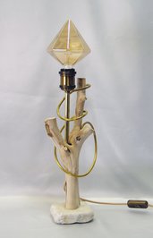 Lampada artigianale in legno con decoro in ottone