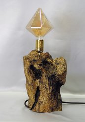Lampada artigianale in legno con lampadina prismatica