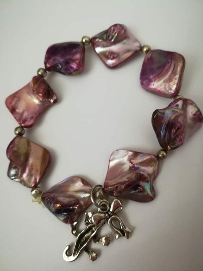 BRACCIALE ELASTICO CON MADREPERLE LILLA ASIMMETRICHE BRACCIALE ELASTICO CON MADREPERLE LILLA ASIMMETRICHE