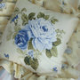Cuscino  in tessuto stile romantic chic con rose azzurre  con balza e pizzo
