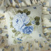 Cuscino  in tessuto stile romantic chic con rose azzurre  con balza e pizzo