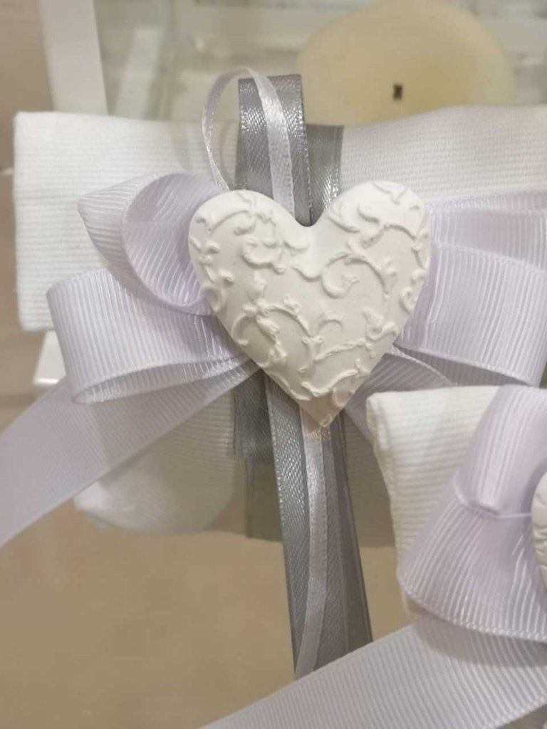 Sacchetto portaconfetti bianco ricamato Bomboniere fai da te
