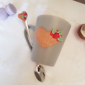 Tazza MUG  e cucchiaino decorati in fimo tema wafer e fragoline