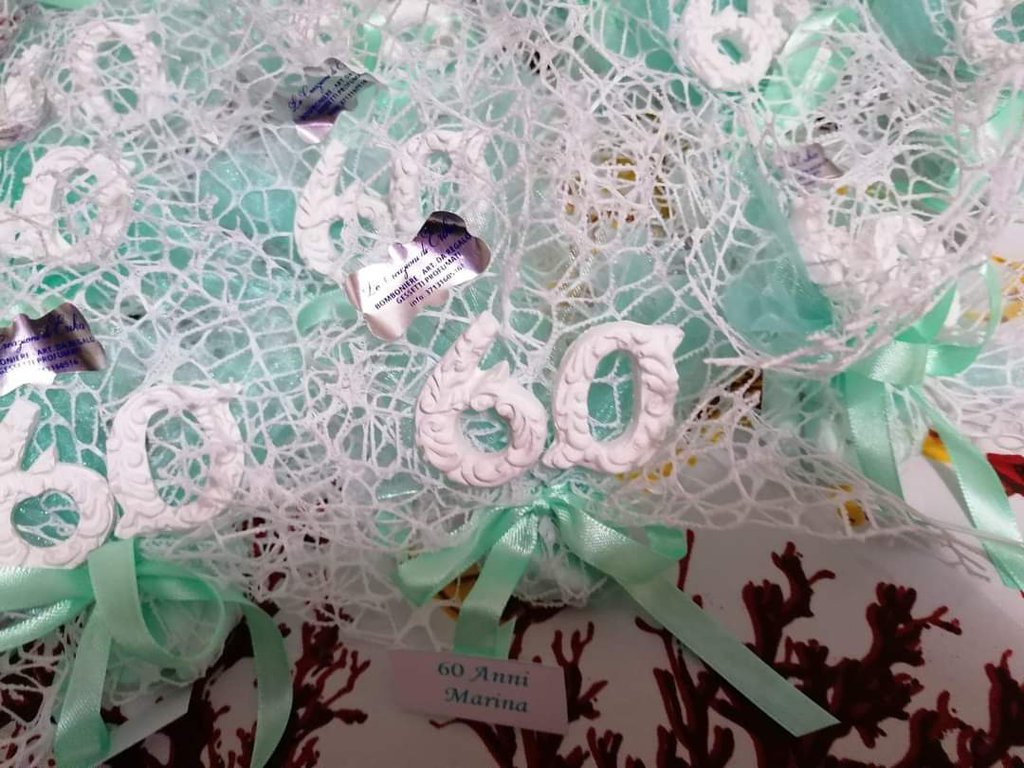 Bomboniera 60 anni in gesso ceramico su rete - Feste - Bomboniere