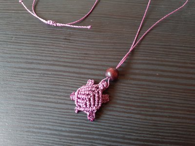 Collanina macramè con tartarughina viola Collanina macramè con tartarughina viola