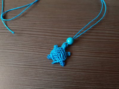 Collanina macramè con tartarughina azzurra Collanina macramè con tartarughina azzurra