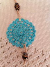 Collana turchese  Boho chic con medaglione uncinetto e perle in ceramica