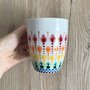 Tazza decorata con mandala dipinto a mano- arcobaleno