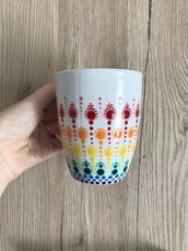 Tazza decorata con mandala dipinto a mano- arcobaleno