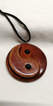 ciondolo yin e yang in legno lavorato a mano artigianalmente
