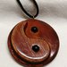 ciondolo yin e yang in legno lavorato a mano artigianalmente