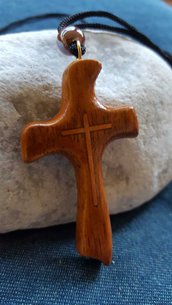 ciondolo croce in legno lavorata a mano