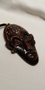 ciondolo maschera africana in legno lavorata a mano