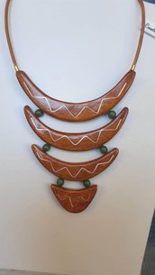 Collana etnica in legno lavorata a mano artigianalmente