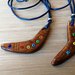 ciondolo boomerang in legno realizzato a mano
