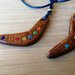 ciondolo boomerang in legno realizzato a mano