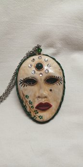 ciondolo maschera veneziana in legno realizzata a mano
