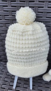 Cappello in lana merinos 100% con pom pom lavorato a mano