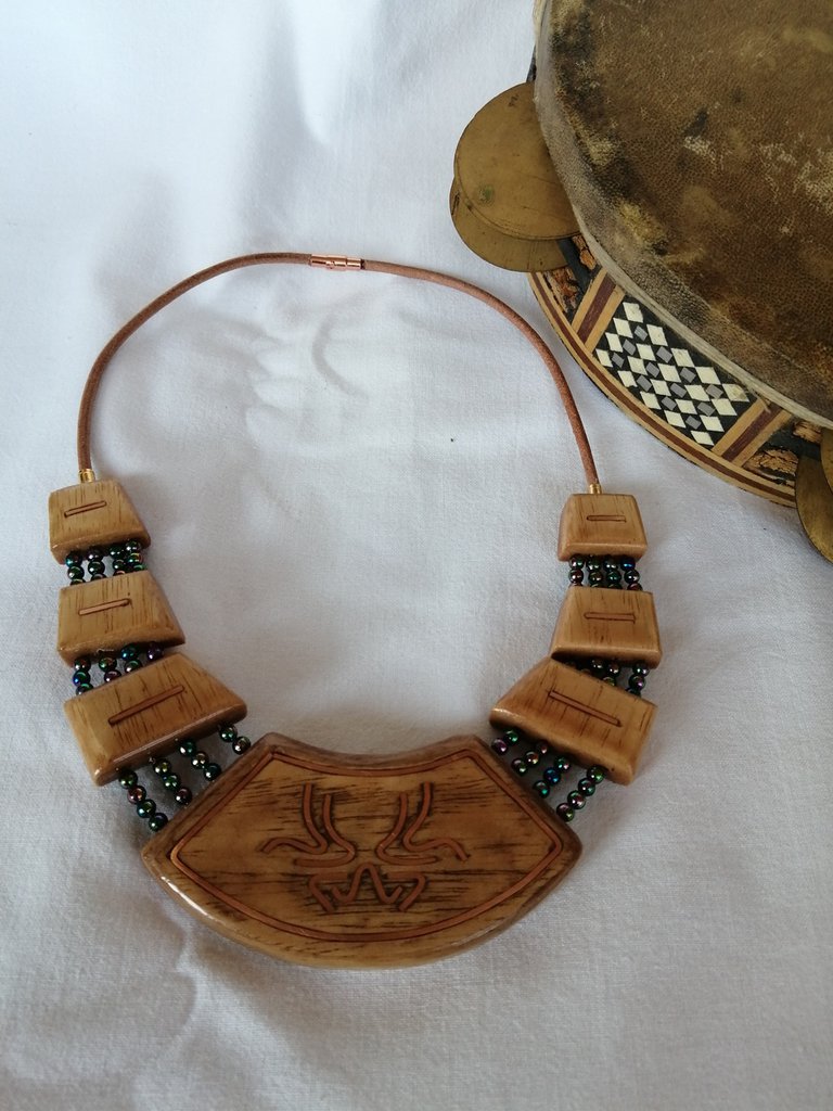 Collana lunga Boho con perline di legno naturale dipinte a mano, perline di resina rosa acquamarina e gialla, placcata in oro, stile hippie chic NECK-222 - Italia
