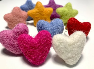 Anelli regolabili in lana cardata colorati a forma di cuore e stella. Anelli regolabili in lana cardata colorati a forma di cuore e stella.