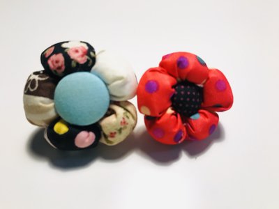 Anelli Regolabili in stoffa a forma di fiore. Anelli Regolabili in stoffa a forma di fiore.