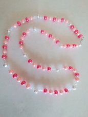 Fine collana  realizzata con perle rosa chiare e fucsia, perline bianche e perle  argentate puntinate
