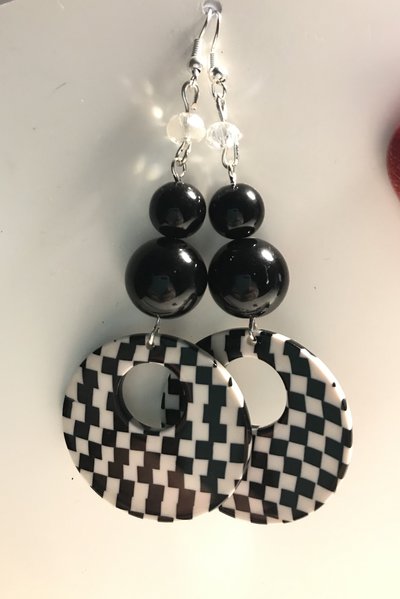 Orecchini pendenti con cerchi bianchi e neri. Orecchini pendenti con cerchi bianchi e neri.