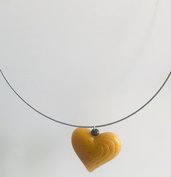 Girocollo grigio con cuore color senape. 