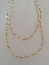 Collana   realizzata con perline color oro alternate da perline bianche 