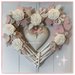 Cuore/fiocco nascita in viticcio decorato con roselline bianche, rametti bianchi,rosa e beige , due cuori con pizzo