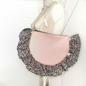 Borsa a spalla “Fleur“, forma semicircolare con rouches in similpelle rosa e cotone fantasia 