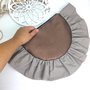 Pochette "Fleur" a mano, di forma semicircolare in similpelle con rouches in cotone