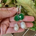 Orecchini pendenti con cristalli verdi, perle barocche e anelli in argento 925 e zirconi