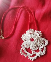 Collana avorio e rossa con pendente in  pizzo irlandese e perla di cristallo