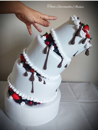 Torta scenografica storta, panna e frutti rossi Torta scenografica storta, panna e frutti rossi
