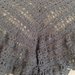 Grazioso scialle realizzato a uncinetto con pura lana color grigio sfumato con filato grigioargento
