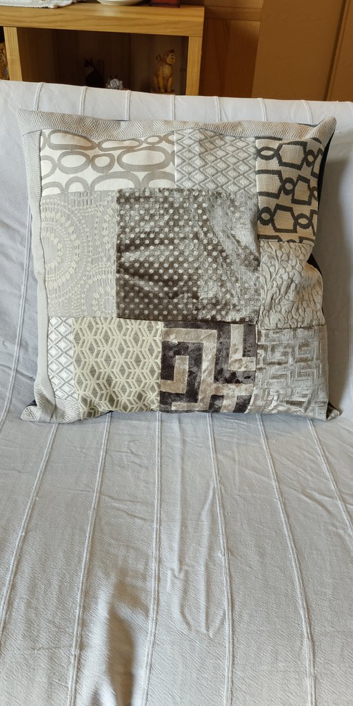 Fodera Per Cuscino Cilindrico 76x38 Cm In Broccato E Seta Polydupion - Motivo Mandala Nero E Oro - Senza Imbottitura