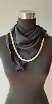 Foulard gioiello nero con collana di perle