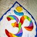  Brucia incenso con simbolo "OM" rilevato su placca oblunga manufatto di ceramica colori vivaci su fondo bianco