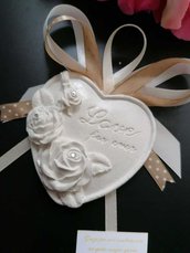 Segnaposto cuore con rose e scritta "love for ever" in gesso ceramico profumato con strass e doppio fiocco 