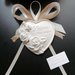 Segnaposto cuore con rose e scritta "love for ever" in gesso ceramico profumato con strass e doppio fiocco 
