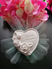 Cuore con rose e scritta "love for ever " in gesso ceramico profumato su tulle 
