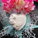 Cuore con rose e scritta "love for ever " in gesso ceramico profumato su doppio velo rete 