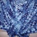 Delicato scialle a forma triangolare realizzato a uncinetto con filato d ilana dai  colori sfumati sui toni del blu