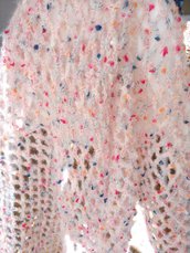 Originale regalodi natale:stola realizzata a uncinetto con motivo che forma una graziosa  rete puntinata di vari colori con fondo color pannai