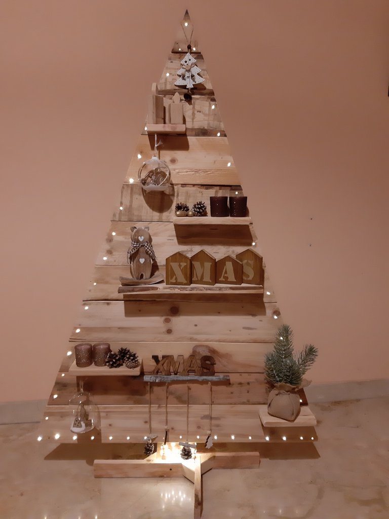 Alberi Di Natale Con Addobbi In Legno Alberi di Natale in Legno con ripiani - Feste - Natale - di Giobox | su