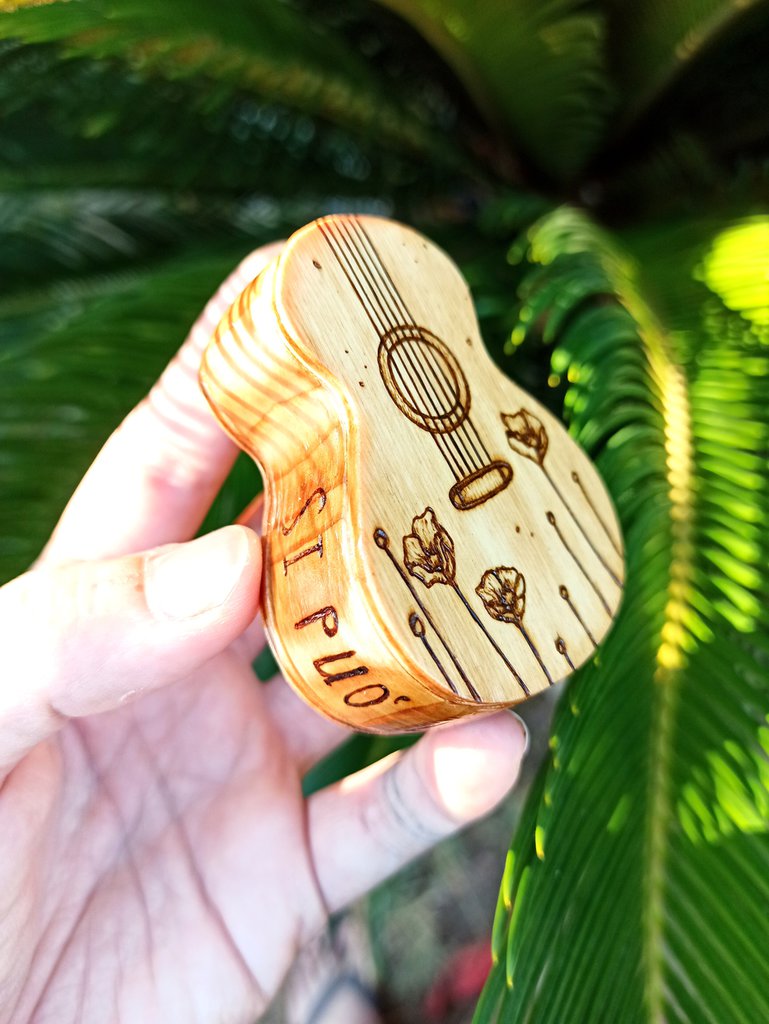 Scatola Porta Plettri A Forma Di Chitarra In Legno - Con Supporto E 3 Plettri In Legno, Regalo Per Chitarristi - Foto 4